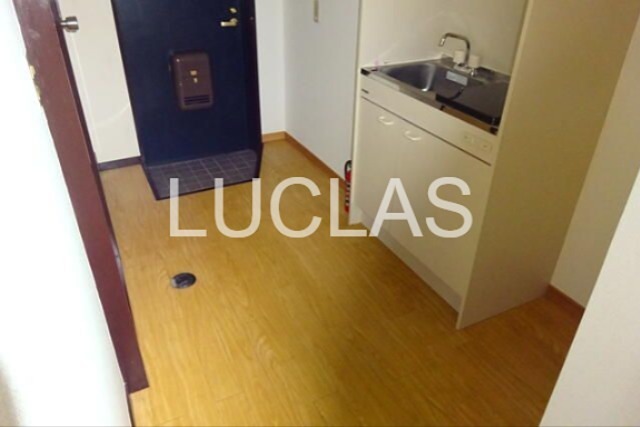 居室・リビング　木目調の床と白の壁紙で暖かみのあるリビング