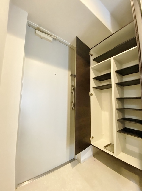 玄関　大きなシューズボックス