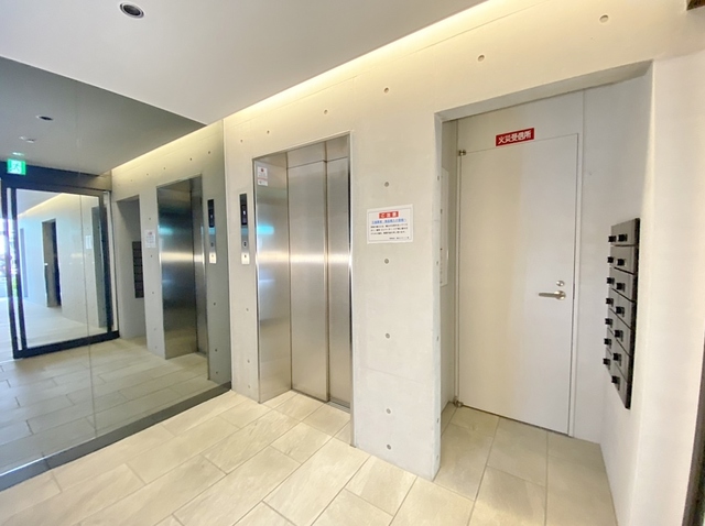 ロビー　エレベーター・宅配ＢＯＸ