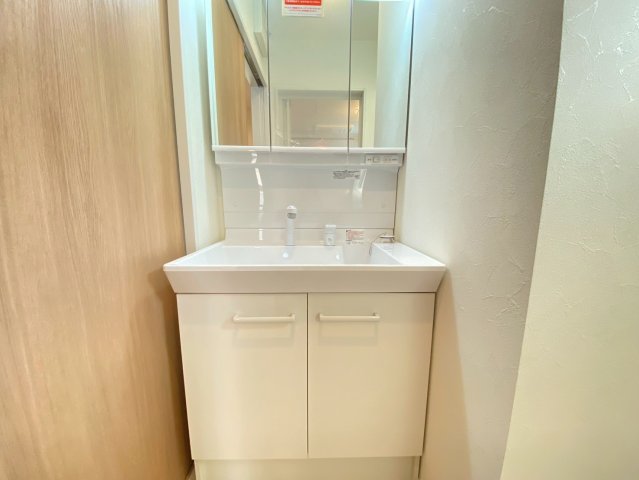 洗面設備　モデル１０１号室内装です。