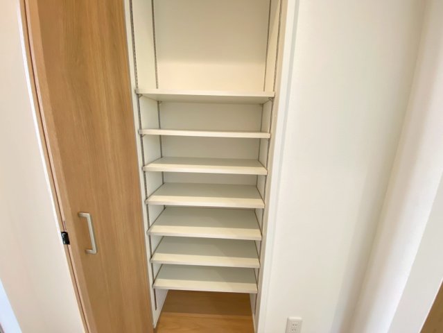 玄関　モデル１０１号室内装です。