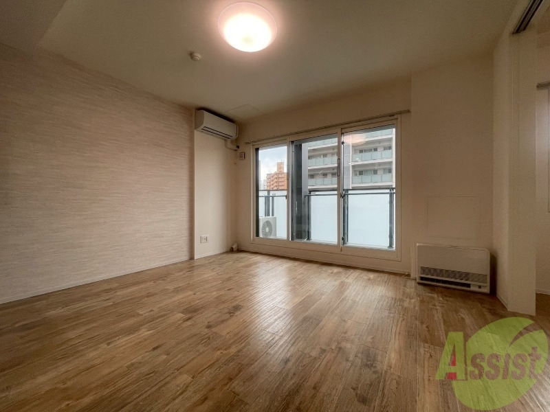 居室・リビング　リビングです。窓が大きくて明るいですね！