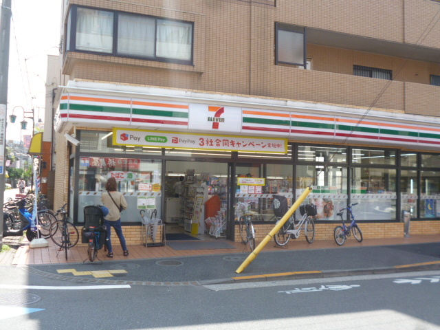 コンビニ　セブンイレブン大田区中央8丁目店（コンビニ）まで215m