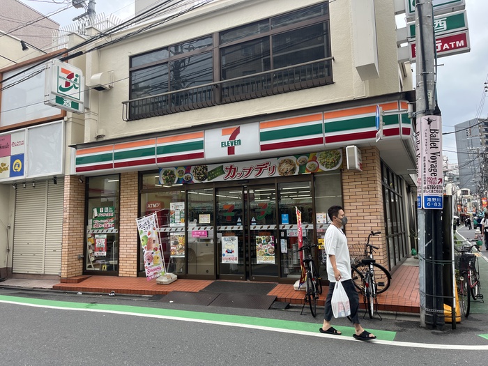 コンビニ　セブンイレブン（コンビニ）まで400m