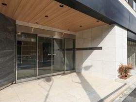 エントランス　落ち着いたエントランスです