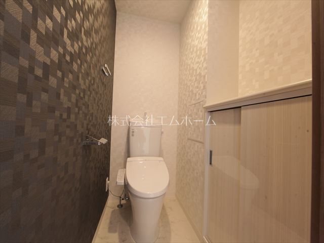 トイレ　温水洗浄便座付トイレ（収納完備）