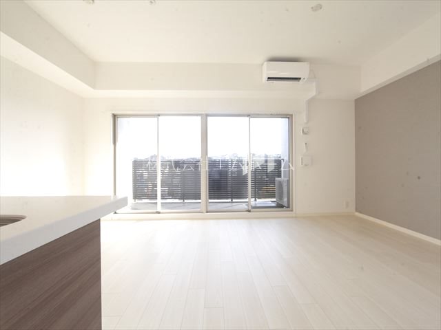 バルコニー　リビング12.2帖　エアコン完備　バルコニーに面しています