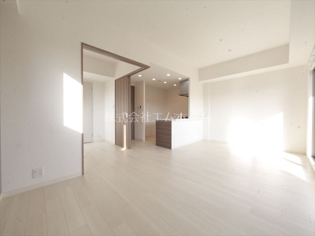 居室・リビング　リビング12.2帖　エアコン完備　バルコニーに面しています