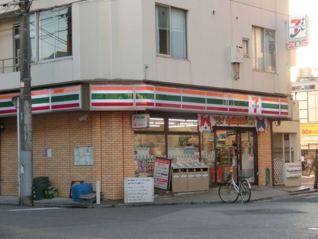 コンビニ　セブンイレブン（コンビニ）まで740m