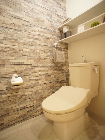 トイレ　温水洗浄暖房便座機能付きです♪