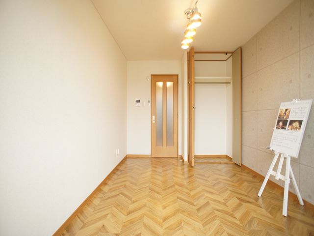 収納　充実収納付きの北側洋間です♪