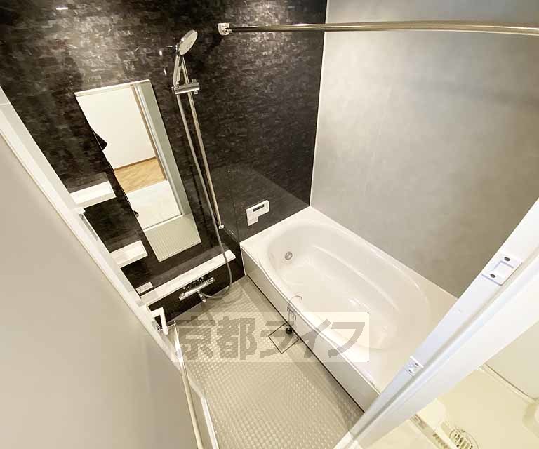 バス・シャワールーム　鏡のある便利なお風呂