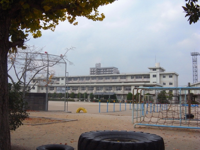 小学校　北九州市立穴生小学校（小学校）まで1500m