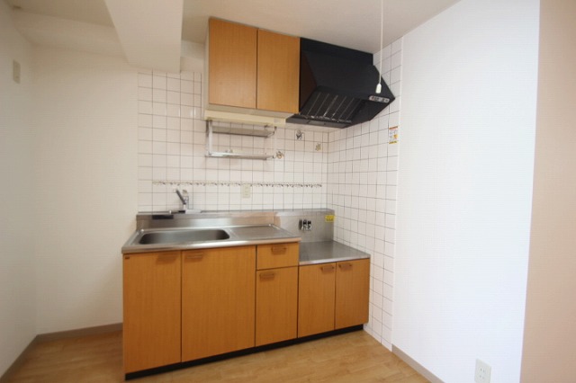 キッチン　同物件別号室の写真です。