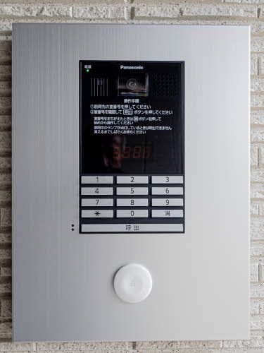セキュリティ　モニターで来訪者を確認できる安心のオートロック付き共用玄関。