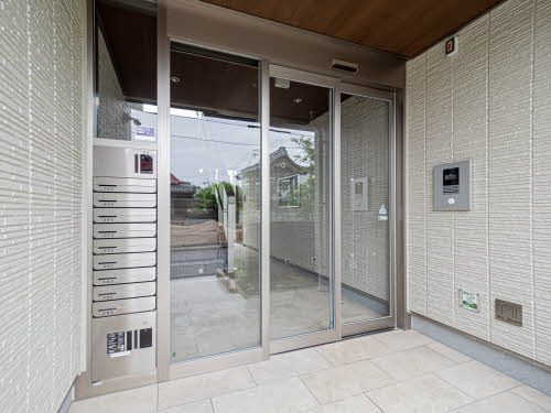 エントランス　共用玄関はオートロック・自動ドア／宅配ボックスがあります。