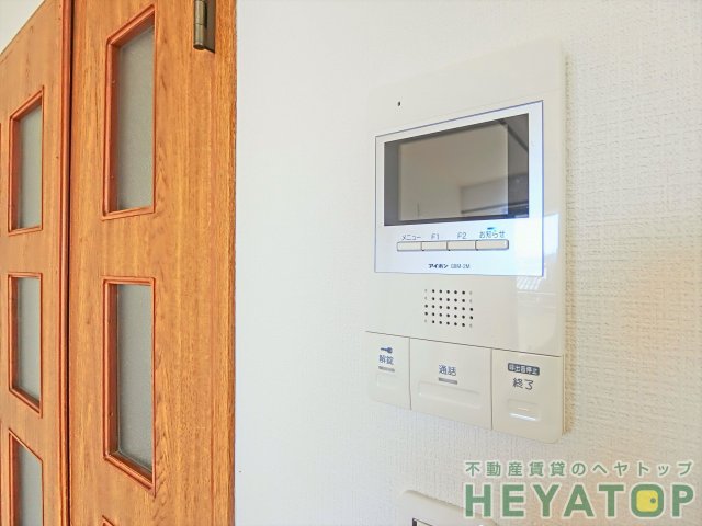 セキュリティ　モニター付きドアホンで安心確認（同仕様写真）