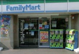 コンビニ　ファミリーマート桃谷駅西店（コンビニ）まで130m