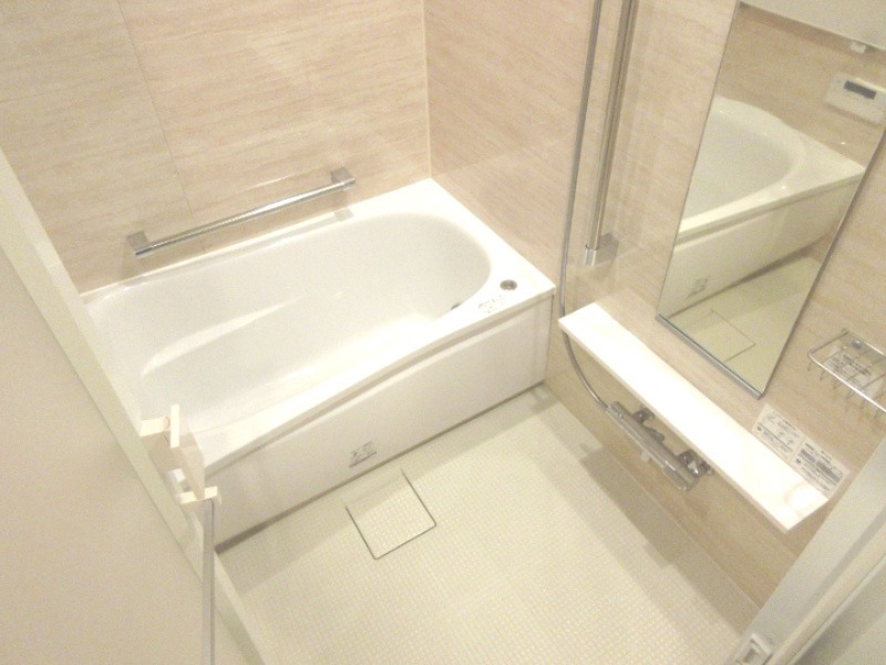 バス・シャワールーム　嬉しい追い焚き・浴室乾燥機付きです♪