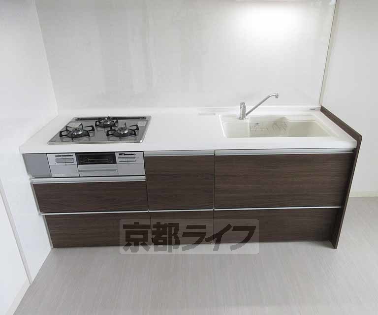 キッチン　３口ガスコンロのシステムキッチンです。