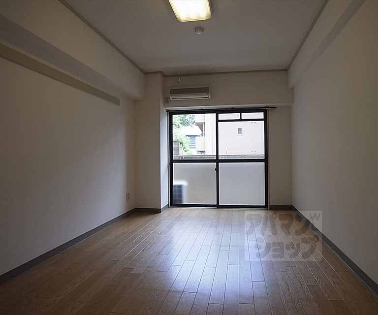 その他部屋・スペース　正面からの洋室