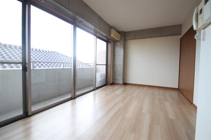 居室・リビング　7.9帖の洋室！