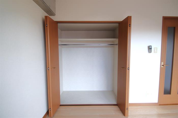 収納　ハンガーポール付きです