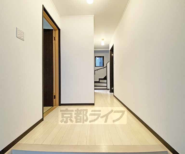 その他部屋・スペース　玄関からみた室内です。