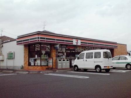 コンビニ　セブンイレブン（コンビニ）まで829m
