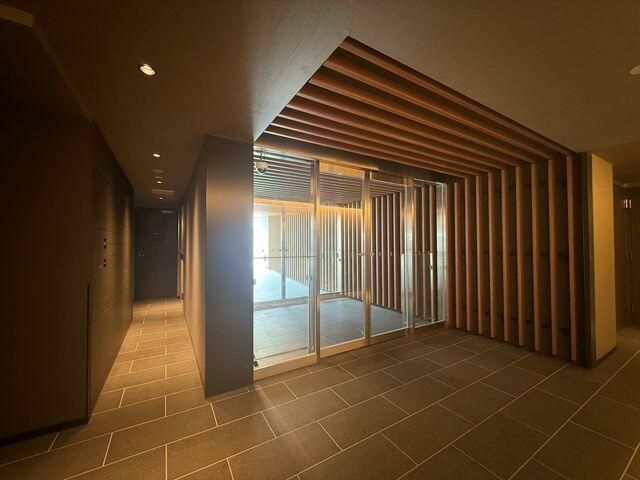 エントランス　落ち着いたエントランスです