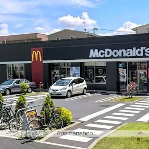 飲食店　マクドナルド足立六町前店（飲食店）まで500m