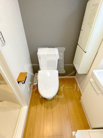 トイレ　落ち着いた色調のトイレです