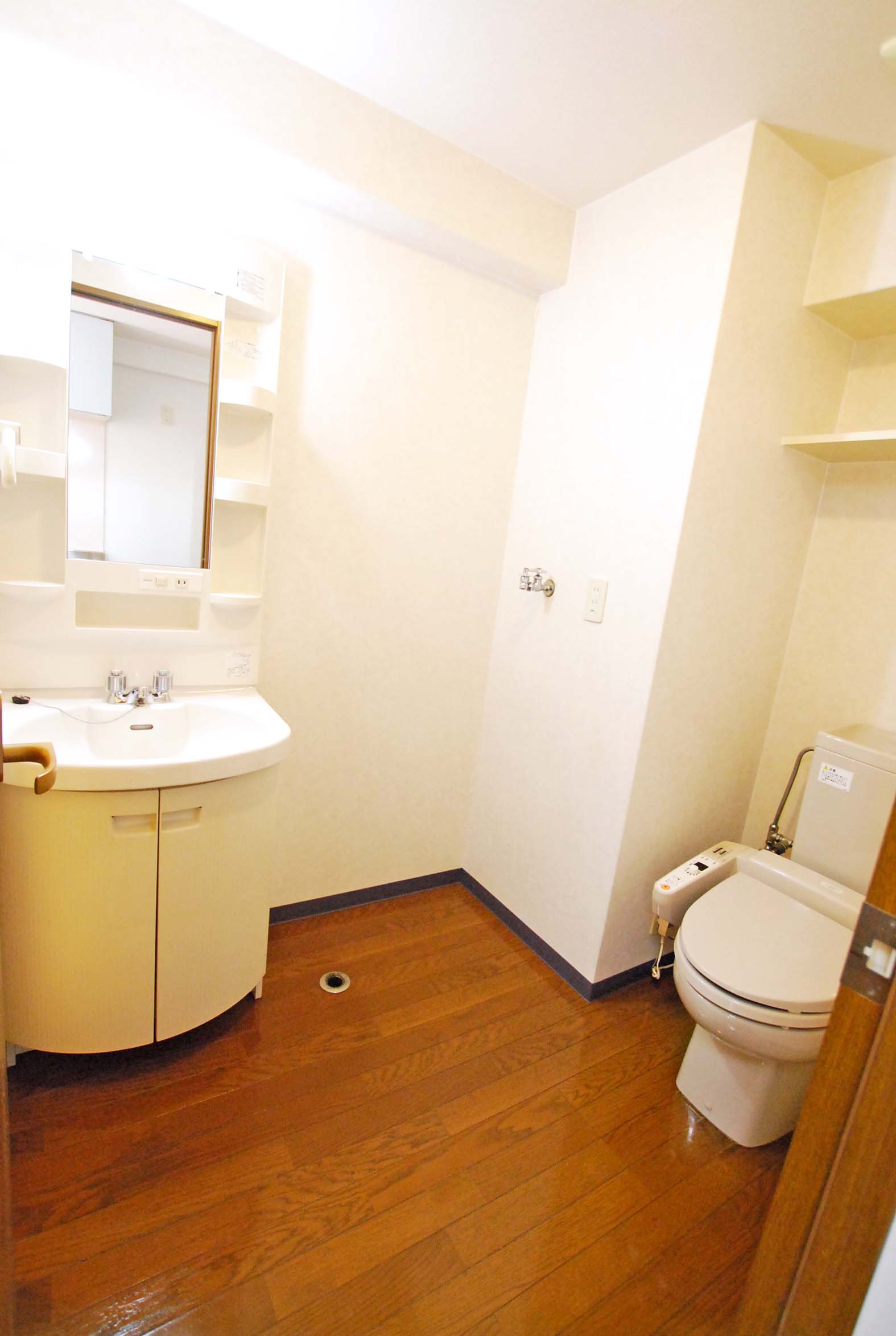 洗面設備　洗面台の隣が洗濯機置き場です