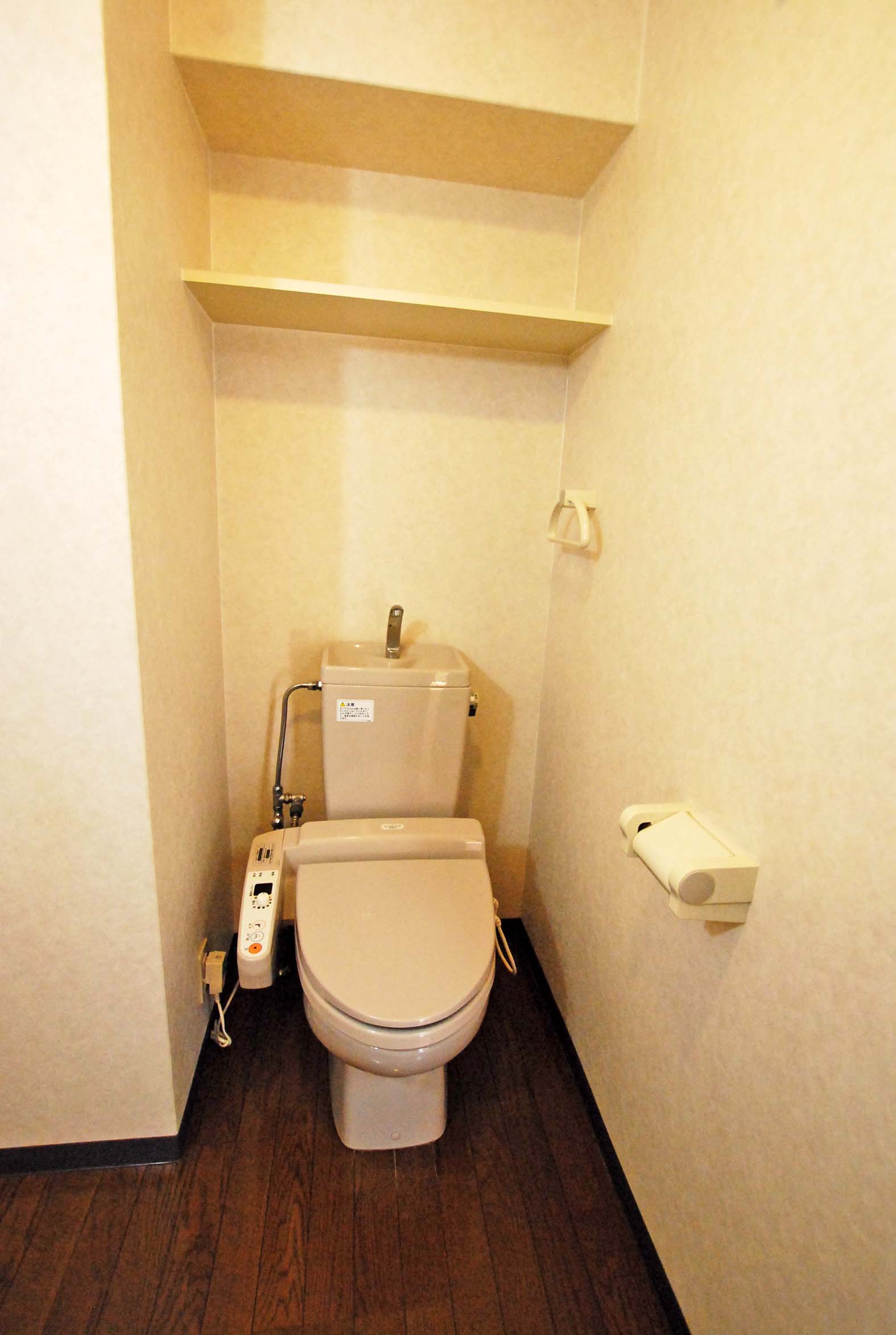 トイレ　温水洗浄便座　洗面台と同じフロアにあります