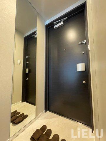 玄関　同シリーズ物件のモデルルームになります※現況優先