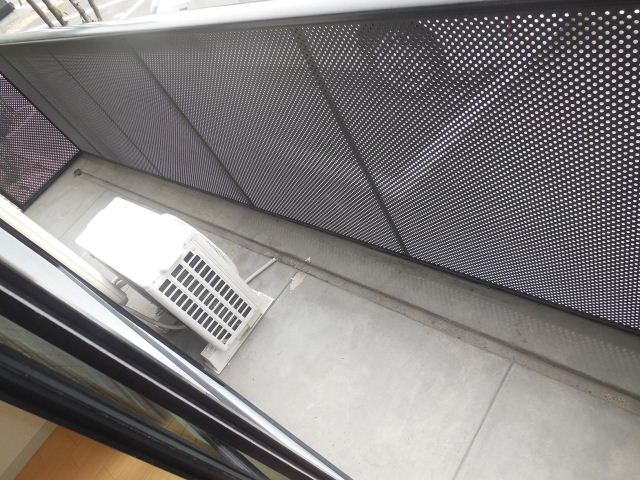 バルコニー　布団も干せる広めのバルコニー