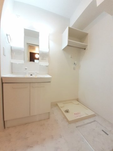 洗面設備　ゆったりとスペースのある洗面所