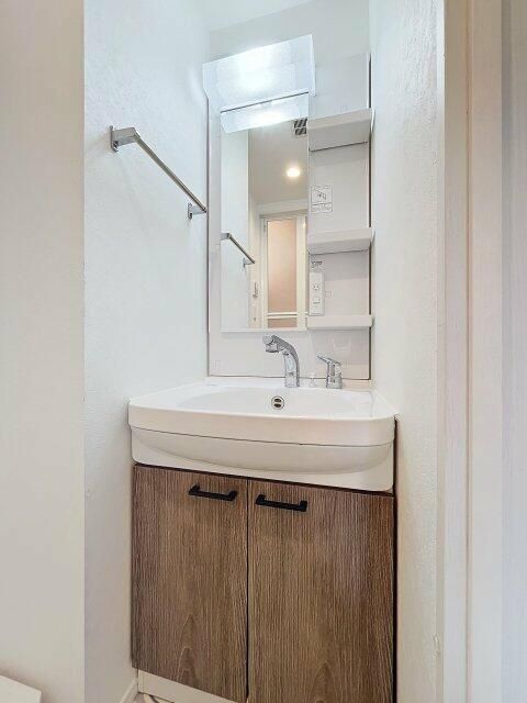 洗面設備　明るい洗面所です