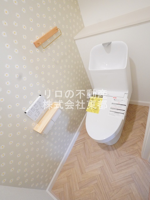 トイレ　白基調で清潔感のあるトイレです♪