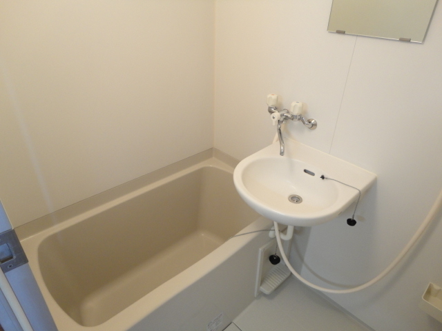 バス・シャワールーム　バス・トイレ別なのでゆったりお風呂にもつかれますね