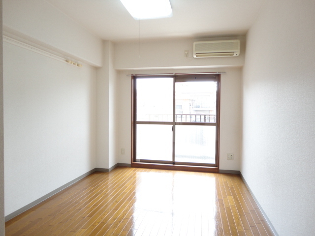 居室・リビング　一人暮らしには充分な広さの７帖の居室です