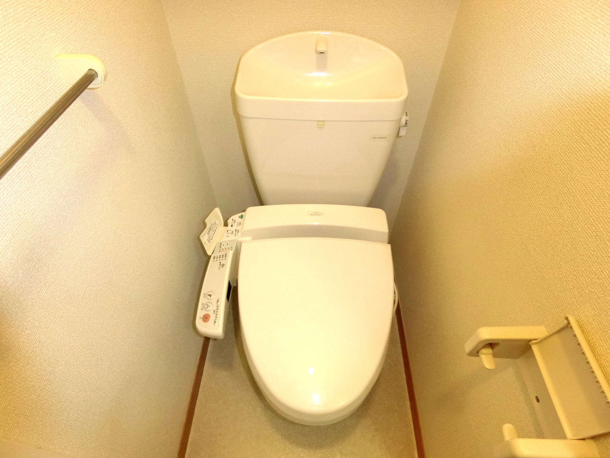 トイレ　温水洗浄便座付のトイレです☆