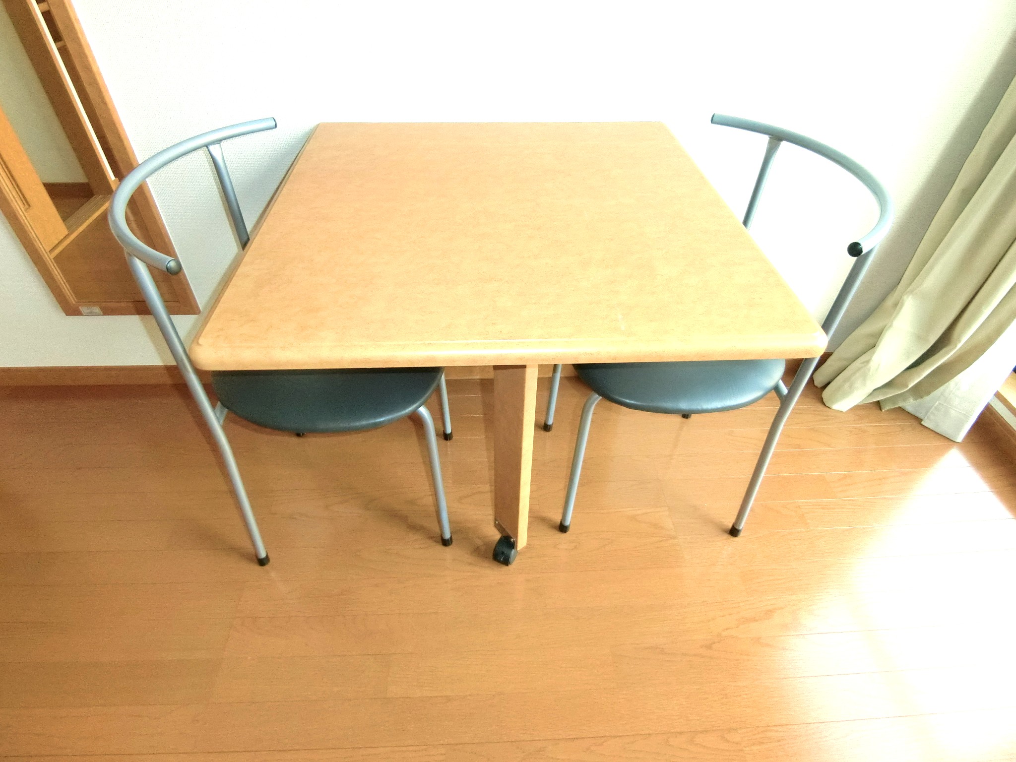 その他共有部分　折畳み机とイス２脚を備え付けです☆