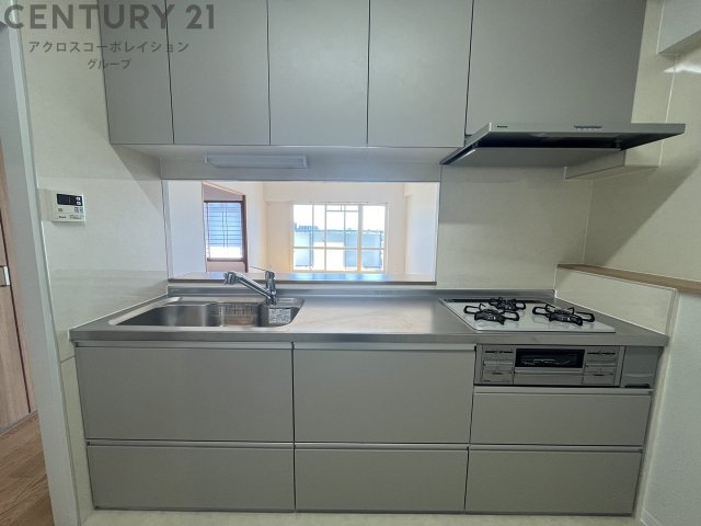 キッチン　収納力のある３口コンロのカウンターキッチンです☆