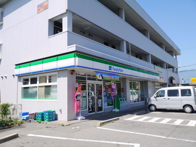 コンビニ　ファミリーマート（コンビニ）まで1500m