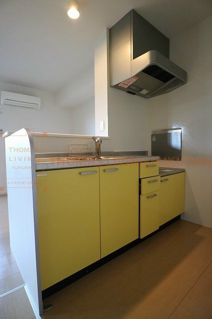 キッチン　※同型参考写真