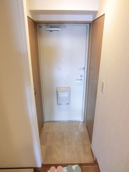 玄関　玄関横にシューズボックスもあります