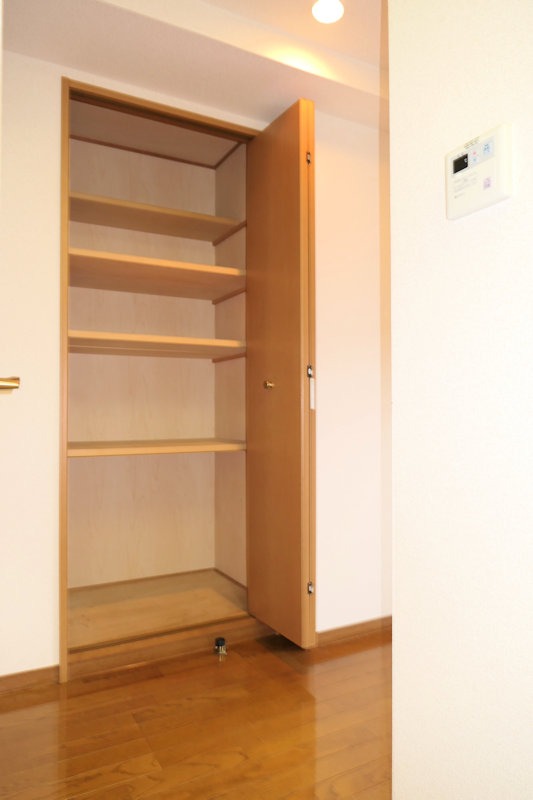 収納　キッチン横には棚付き収納があり便利◎