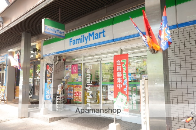 コンビニ　ファミリーマート（コンビニ）まで750m