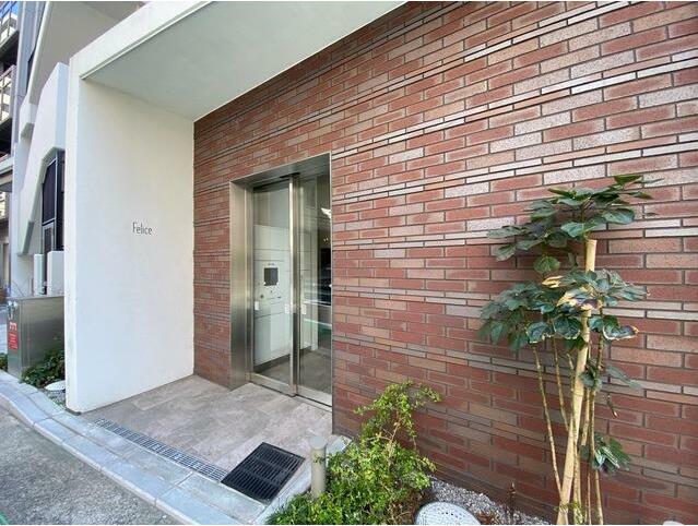 エントランス　お洒落な建物デザイン♪